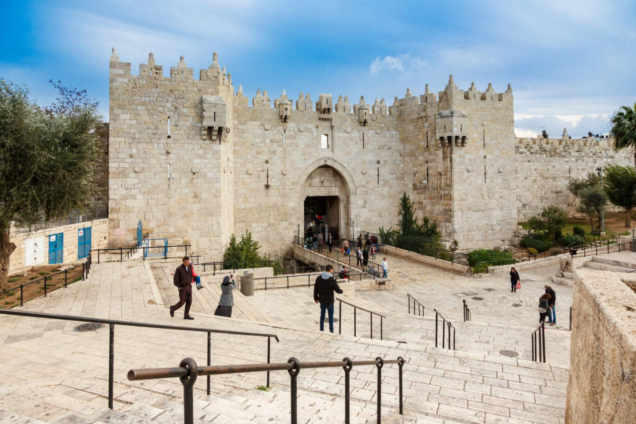 jerusalem israel november 16th 2016 people sit walk damascus gates leading inside old city if jerusalem israel