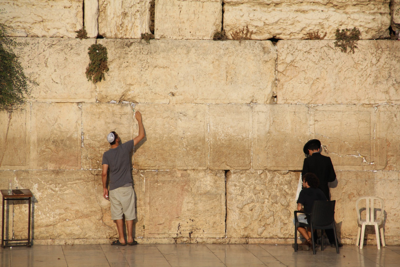 jewish people praying jerusalem s western wall 1