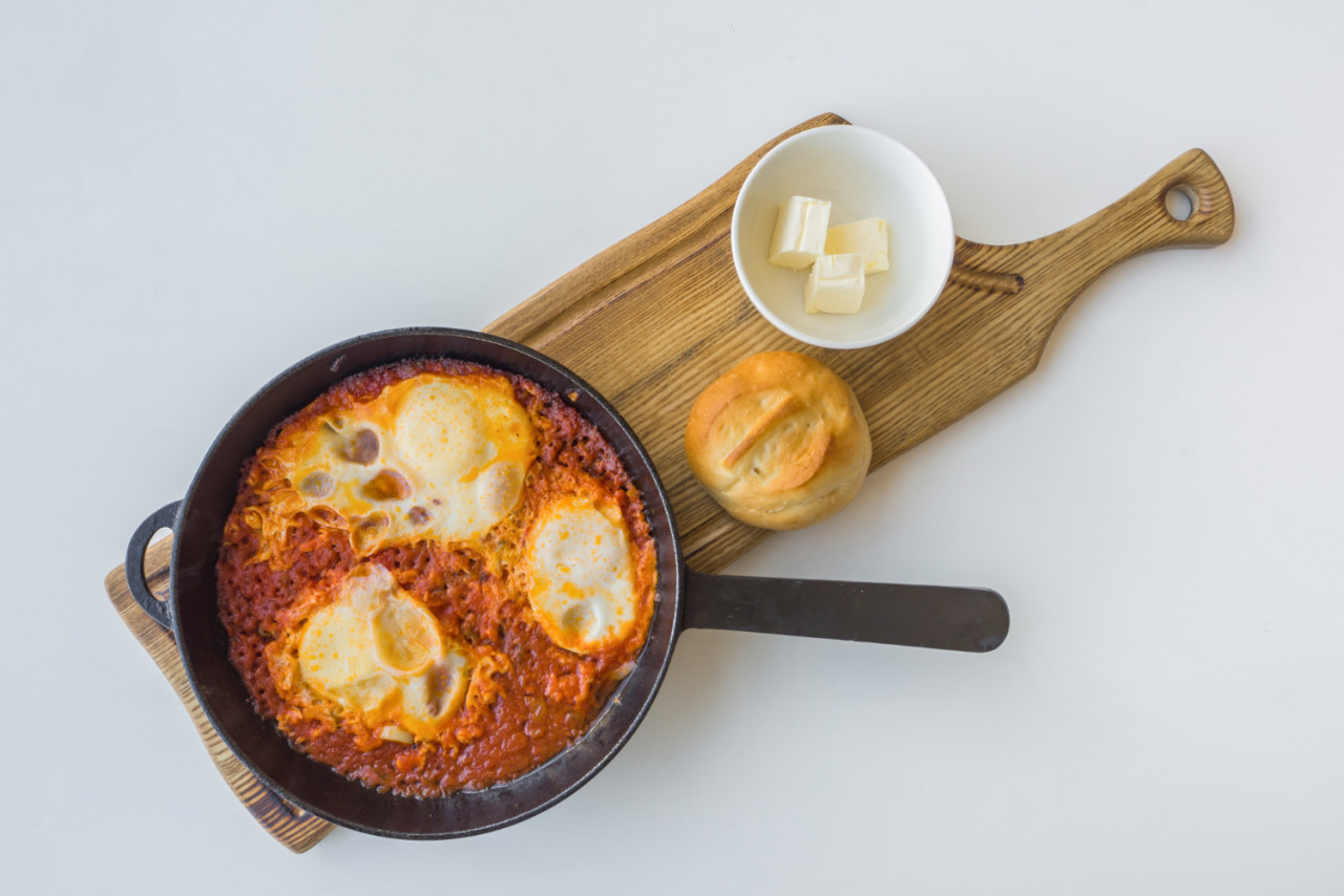 jewish scrambled eggs shakshuka frying pan