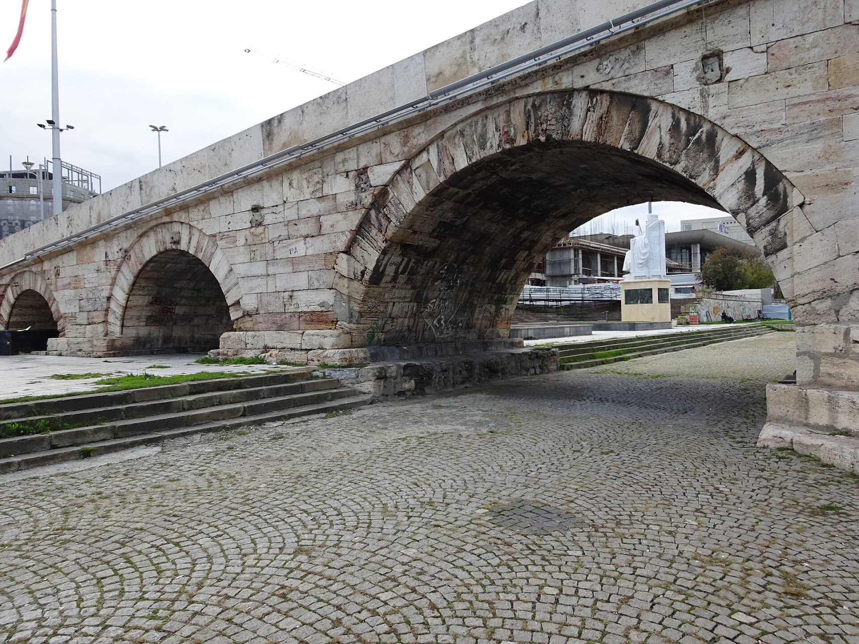 skopje nord macedonia ponte lampade