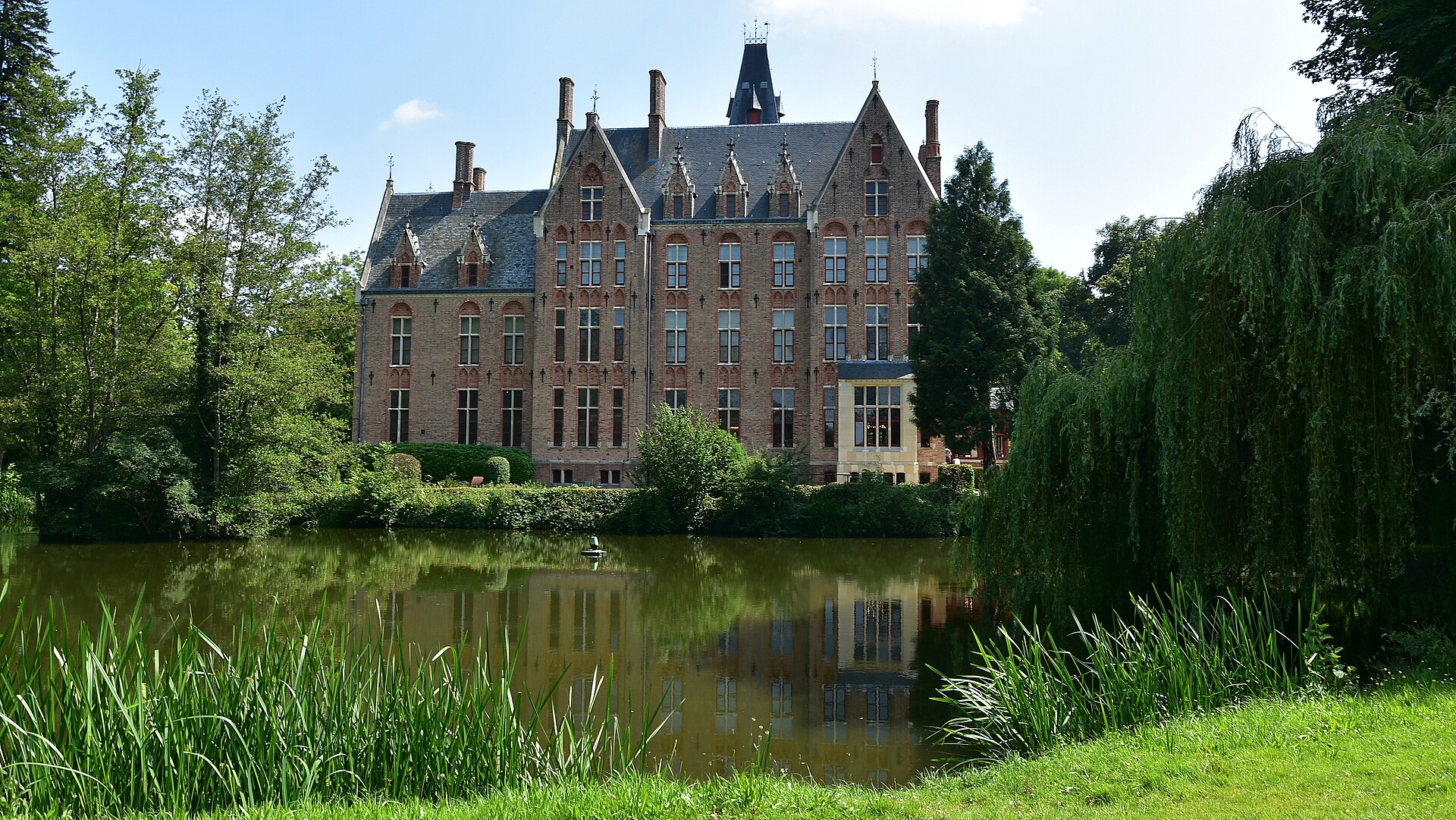 vista del castello van loppem di bruges con laghetto sul retro