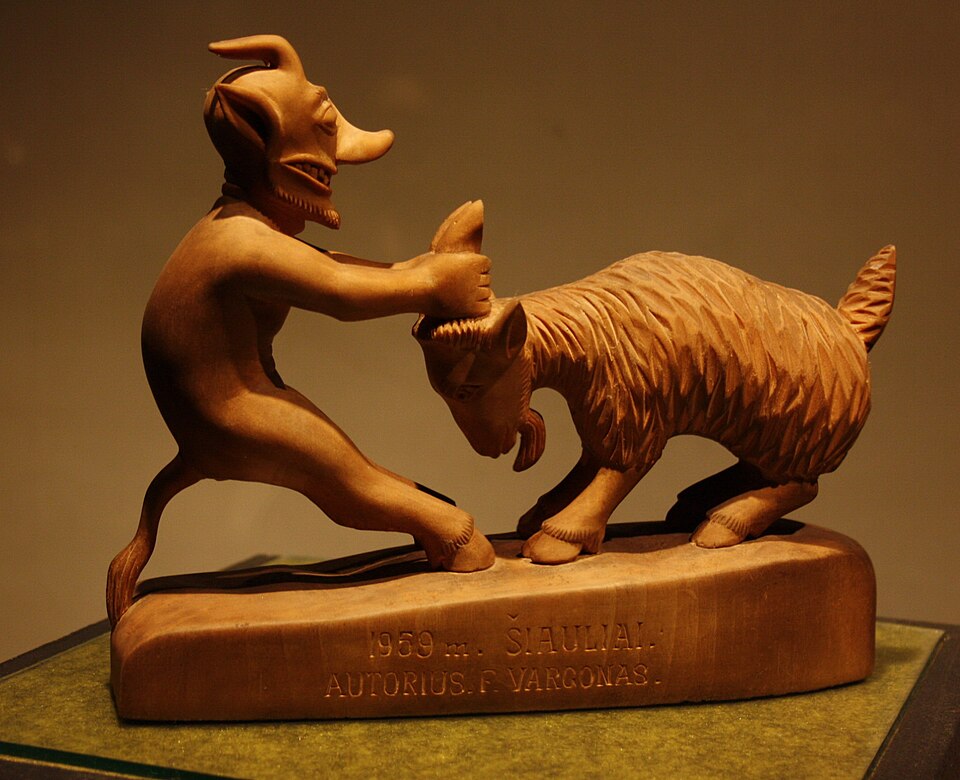 Collezione di sculture e maschere uniche presso il Museo del Diavolo (Žmuidzinavičius) a Kaunas.