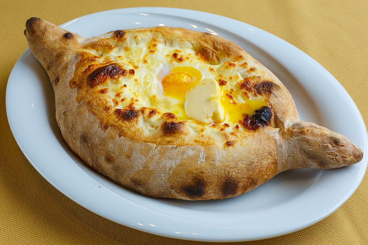 khachapuri adjaruli batumi - foto di eugene krasnaok