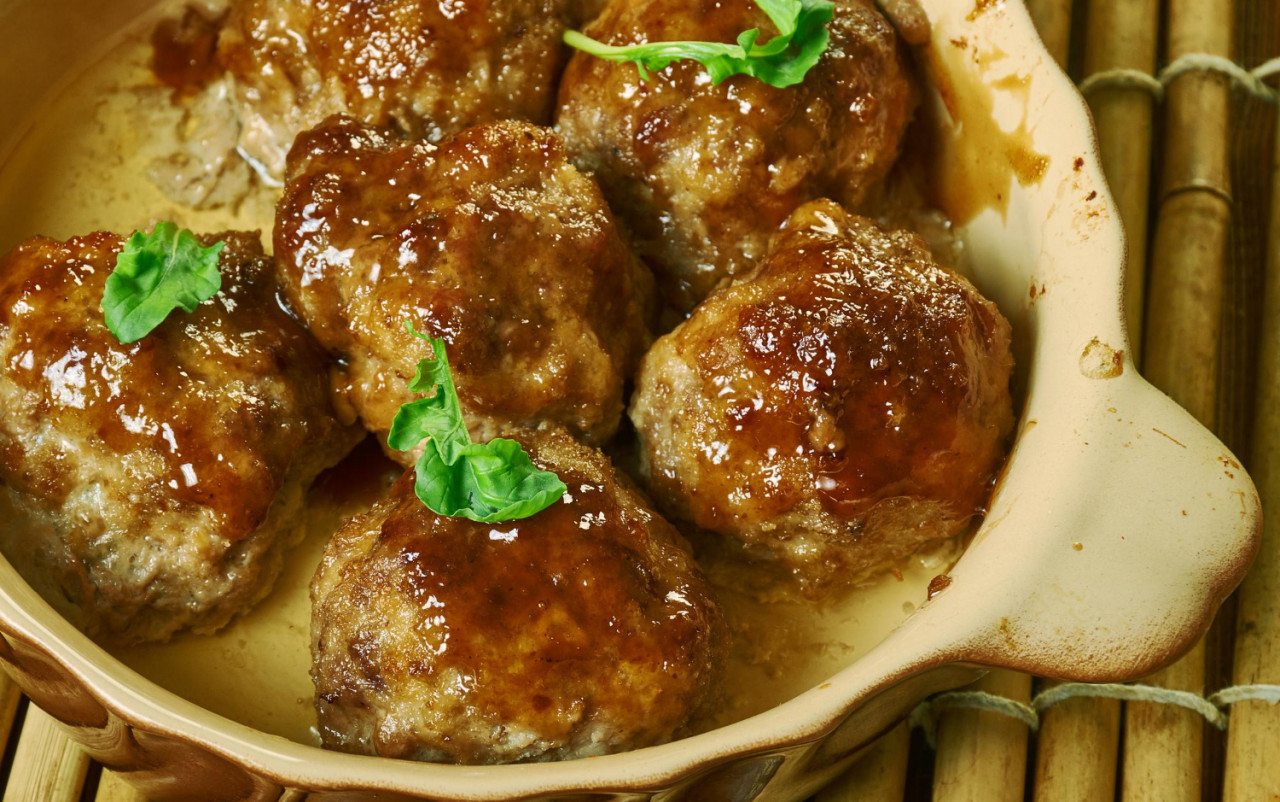 kjottboller norwegian meatballs served with brown sauce