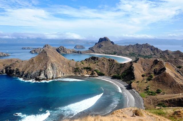 panorama dall'alto della costa di komodo