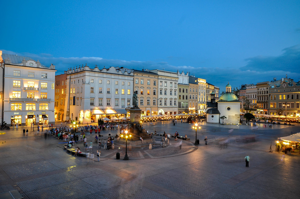 krakow´s main square at dusk