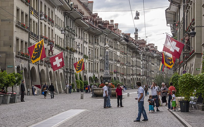 kramgasse mit kreuzgassbrunnen in bern
