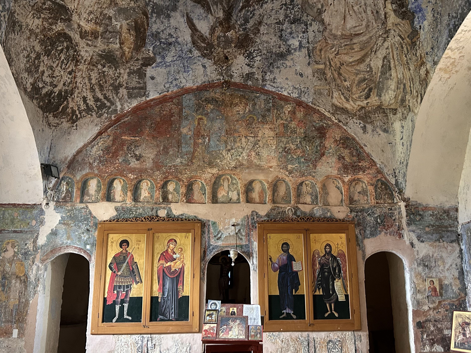 ksamil monastero di san giorgio veduta interna