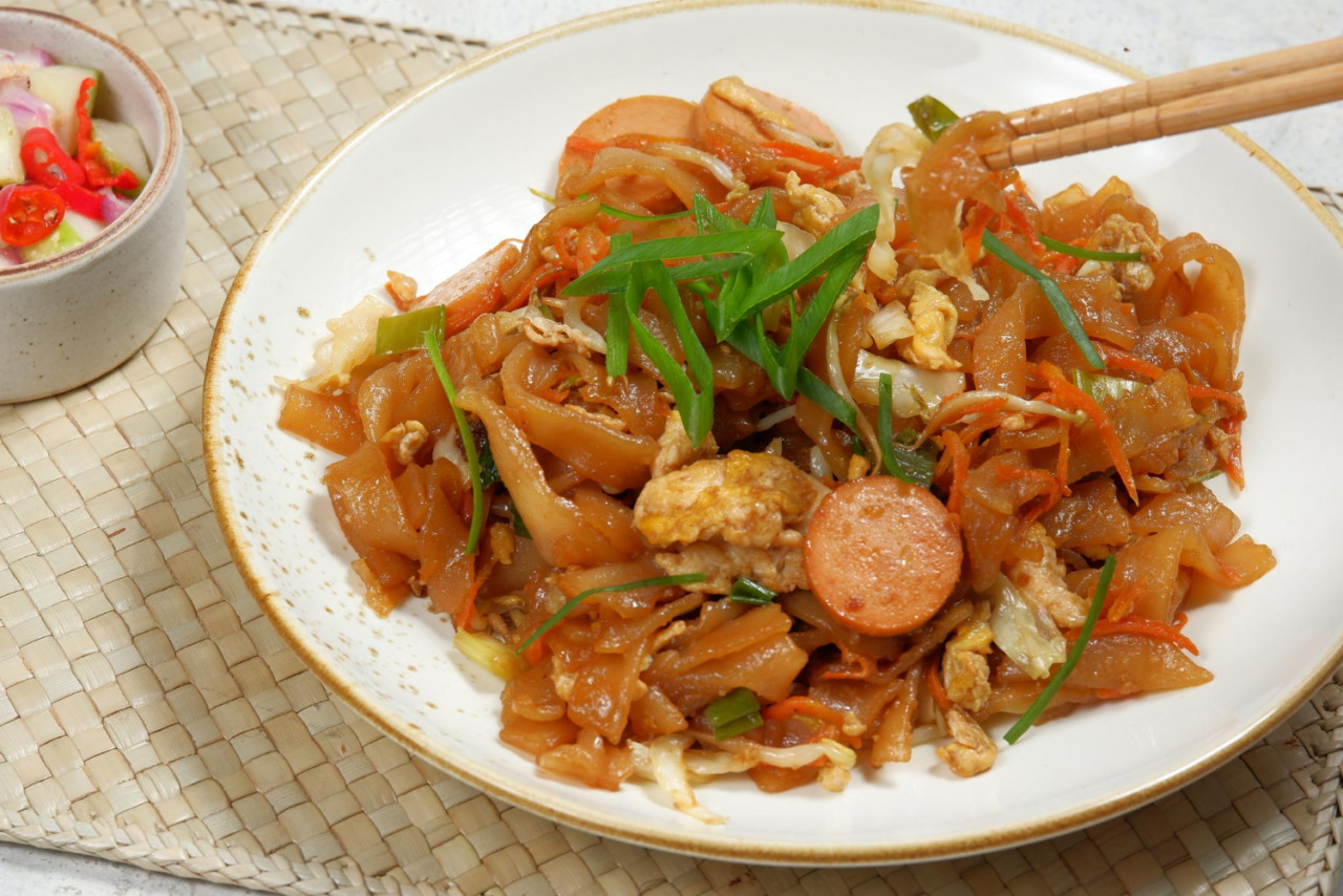 kwetiaw goreng or called char kwe teowpopular in indonesia malaysia and singapore