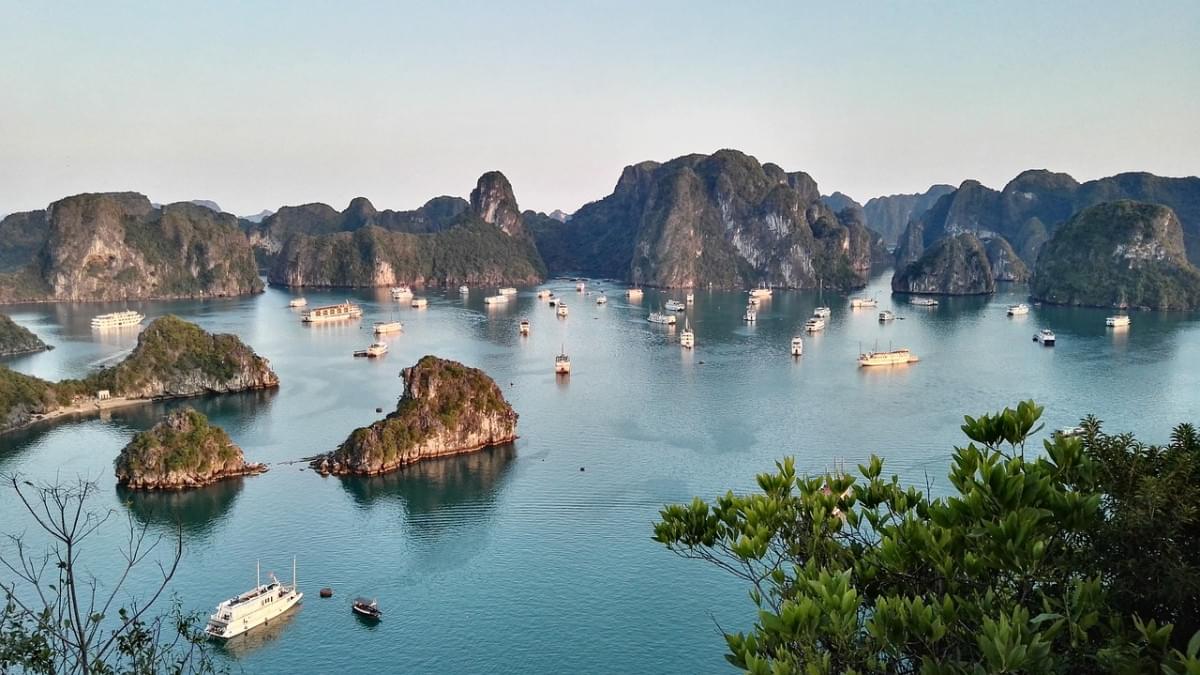 la baia di halong acqua vietnam