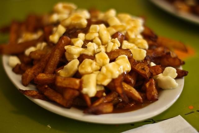 la banquise poutine con salse e formaggio