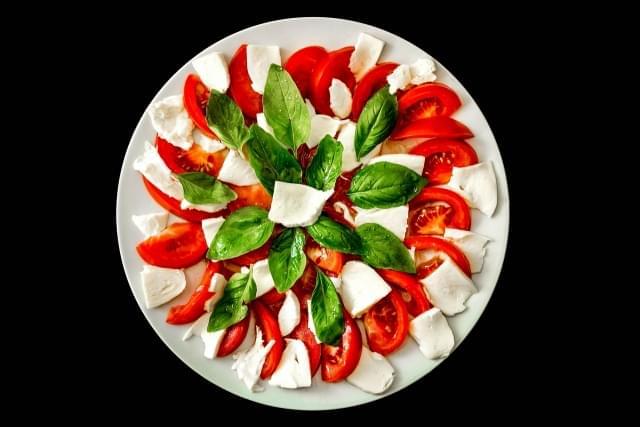 la caprese con pomodoro mozzarella basilico