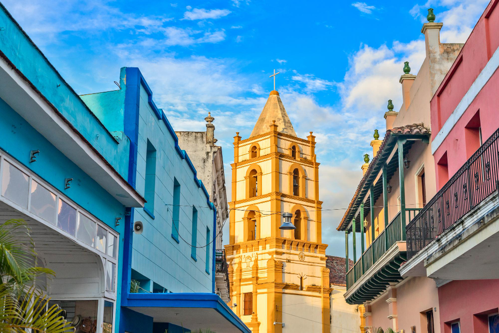 la chiesa di nuestra senora de la soledad e le colorate case coloniali spagnole decorate con balconi nel centro di camaguey cuba