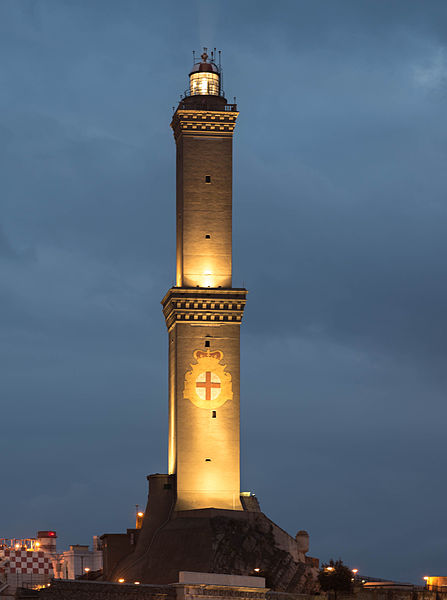 la lanterna di genova al tramonto