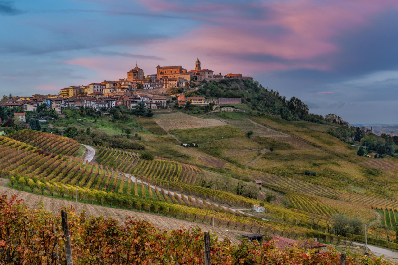 la morra villaggio in piemonte italia