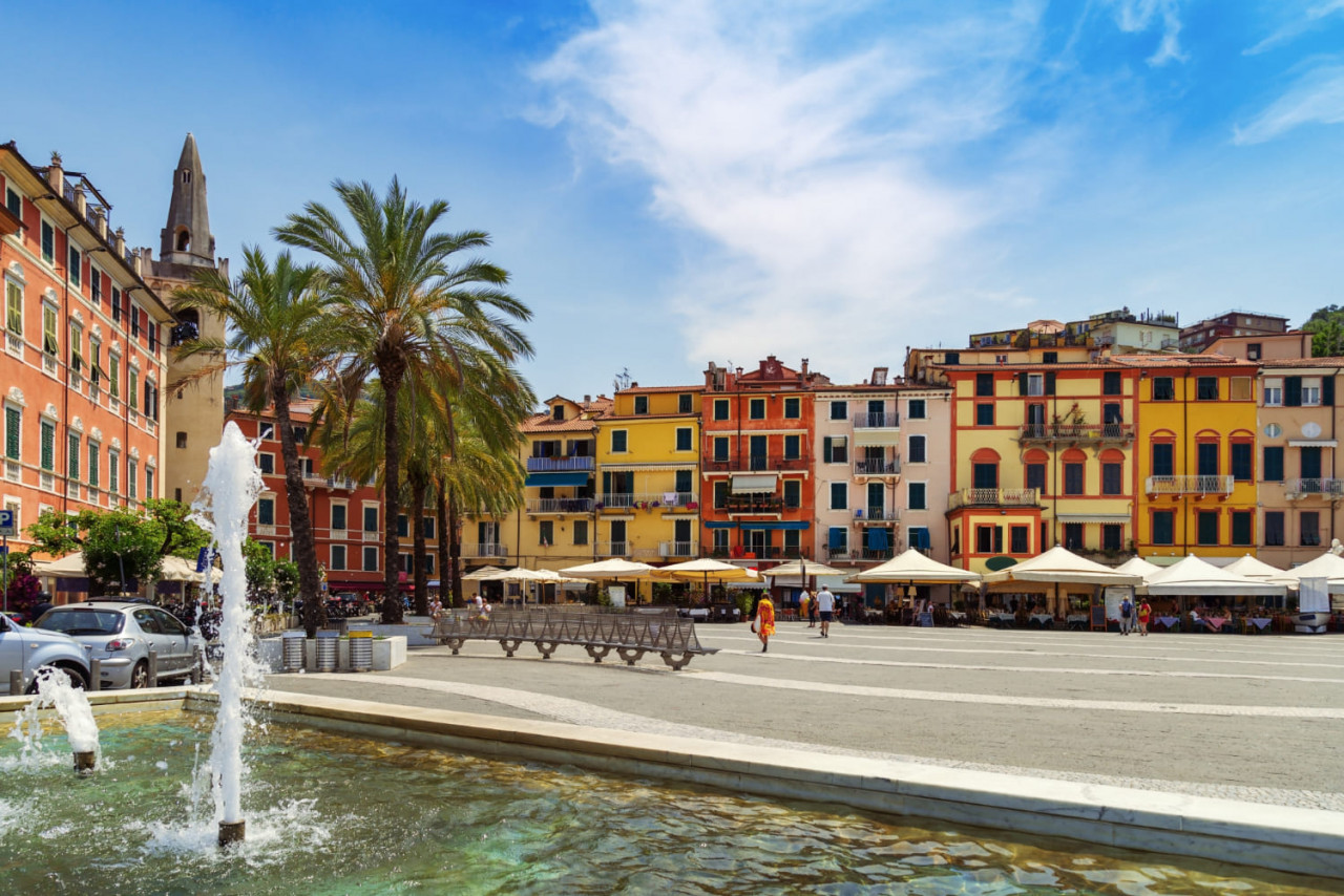 la piazza centrale della citta di lerici in italia