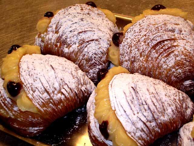 la sfogliatella santarosa con crema