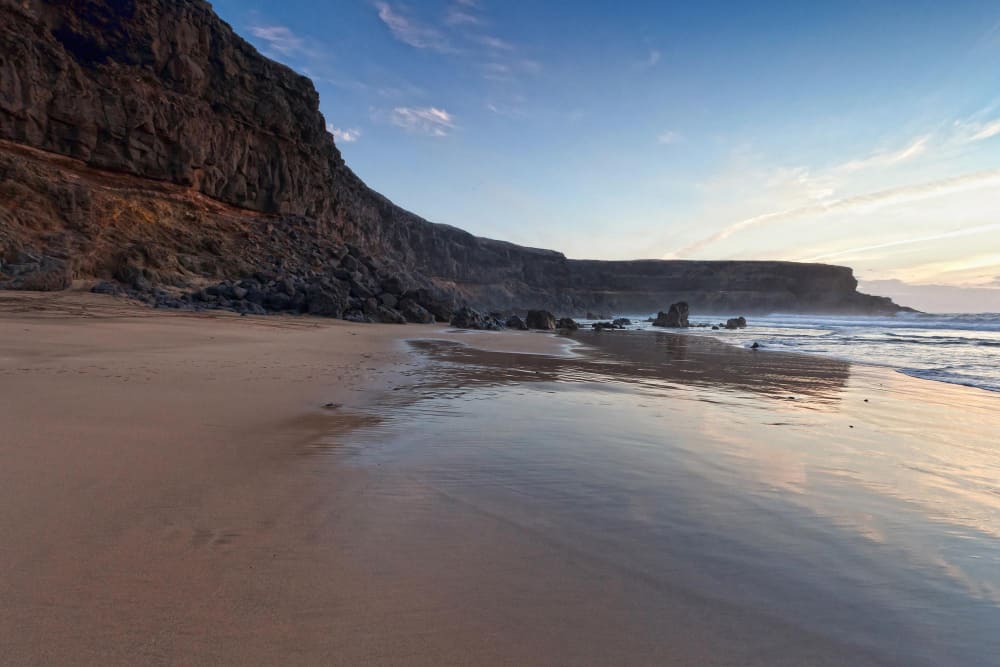 la spiaggia di esquinzo piccola insenatura nel comune di la oliva