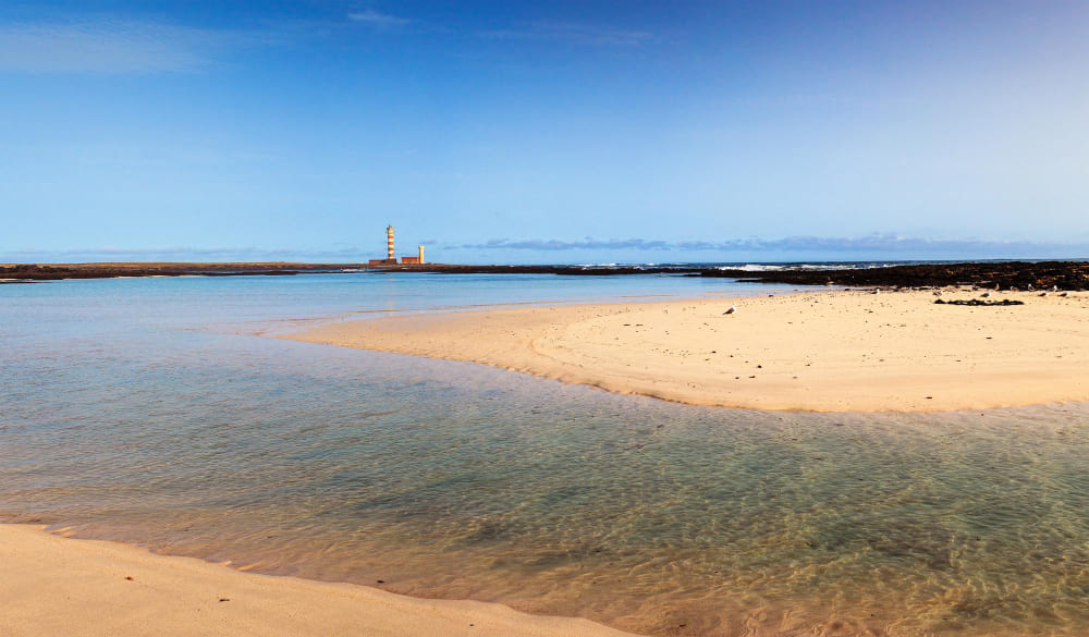 la spiaggia di los charcos e il faro di el cotillo sullo sfondo