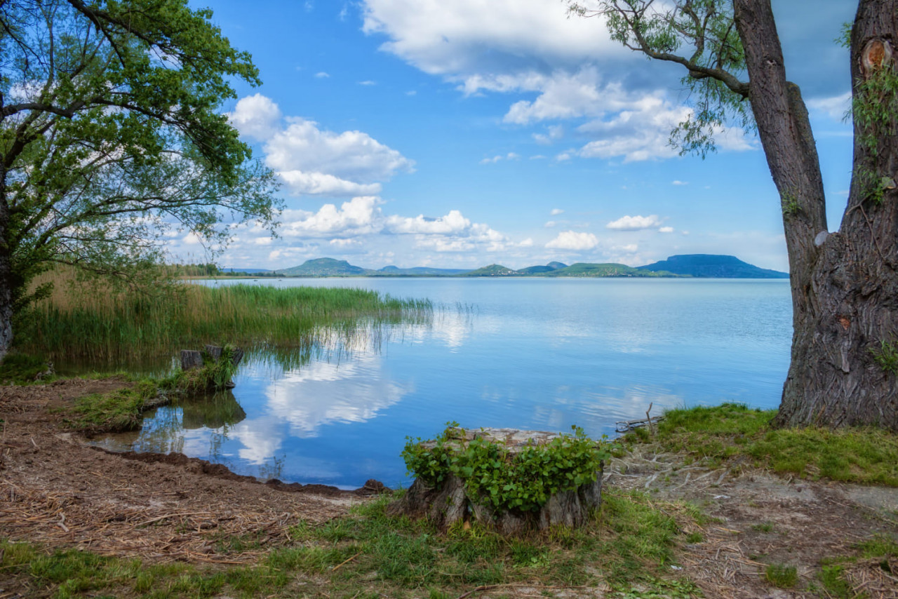 lago balaton in ungheria con belle nuvole in estate