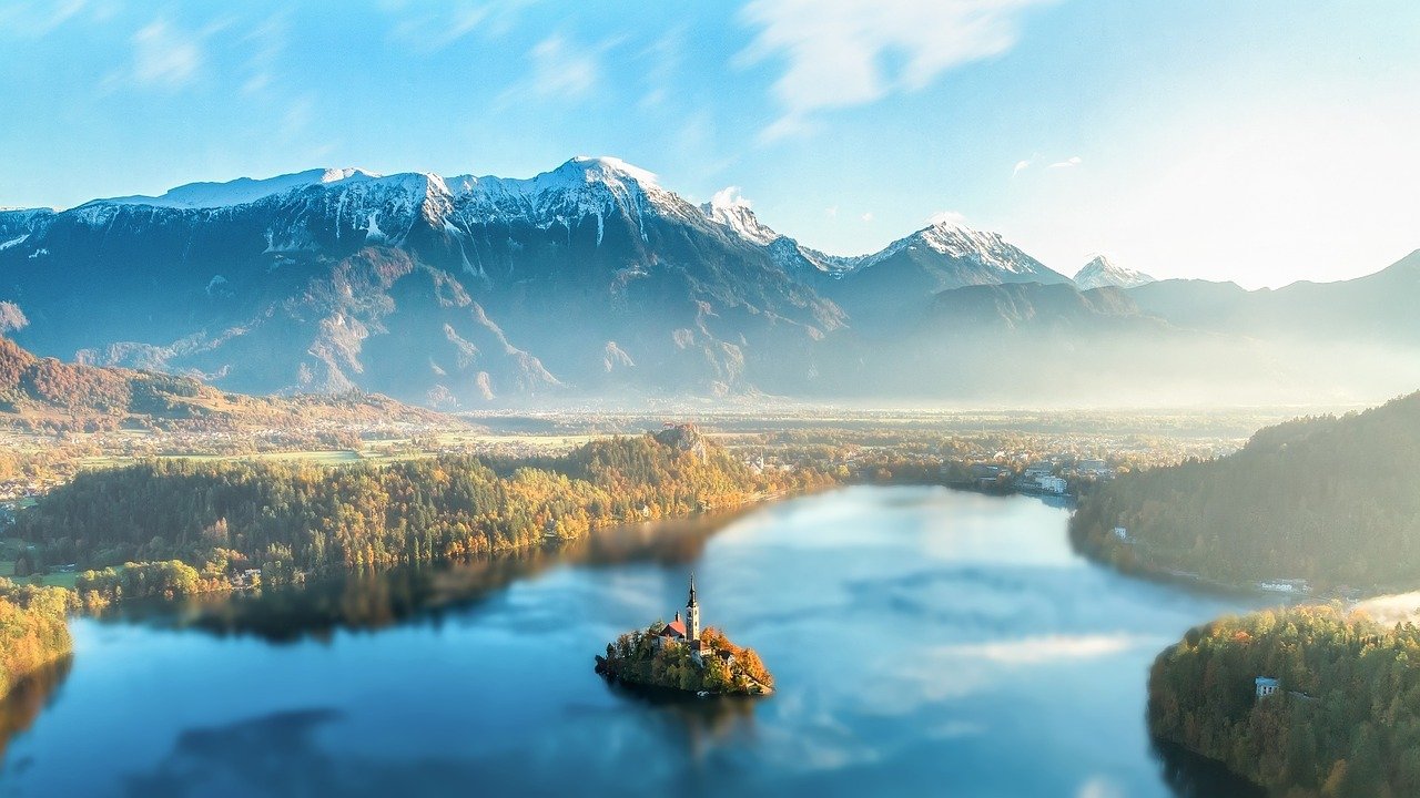 lago bled nebbia