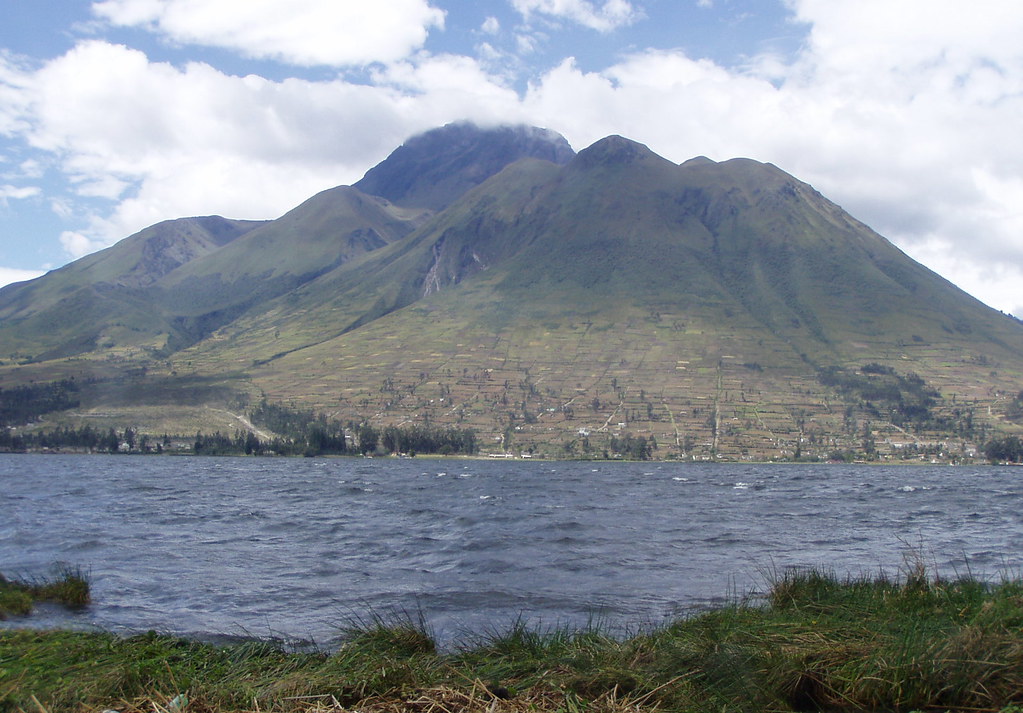 lago de san pablo y volcan imbabura