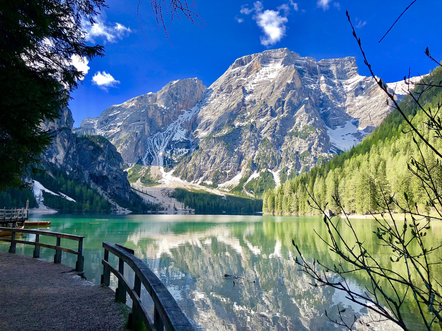 lago di braies a maggio