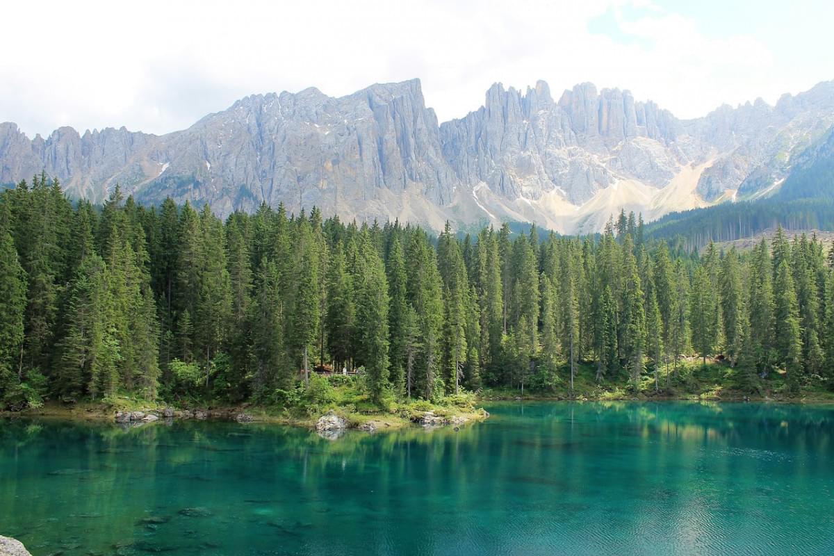 lago di carezza laghetto acqua blu 1