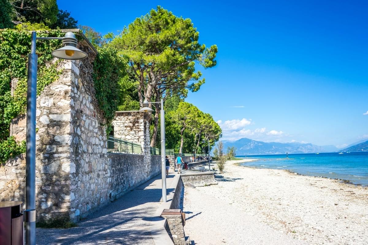 lago di garda sirmione beach