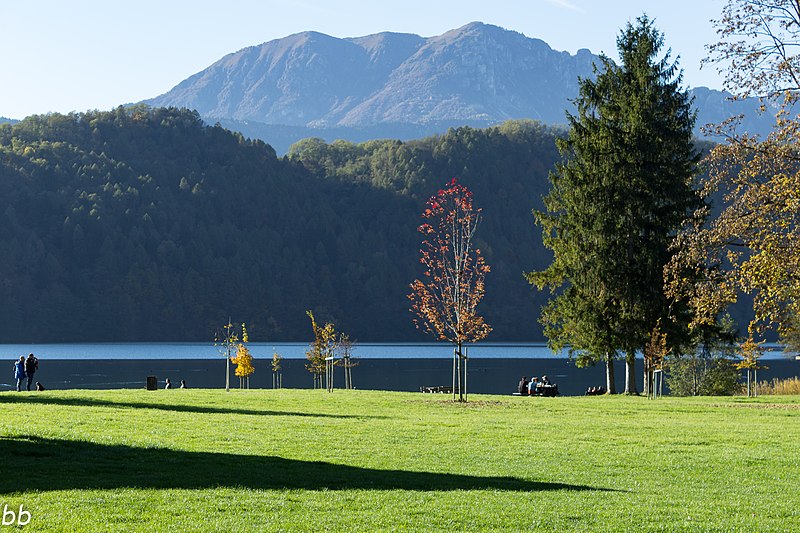 lago di levico in autunno