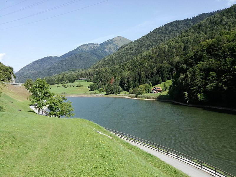 pista ciclabile sul lago di roncone trentino