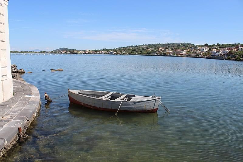 lago fusaro e barca