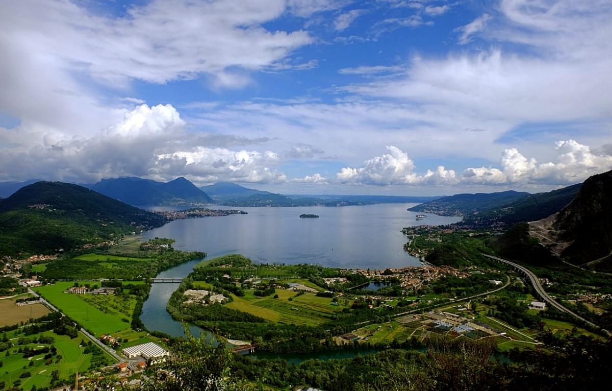 lago maggiore italia distant view