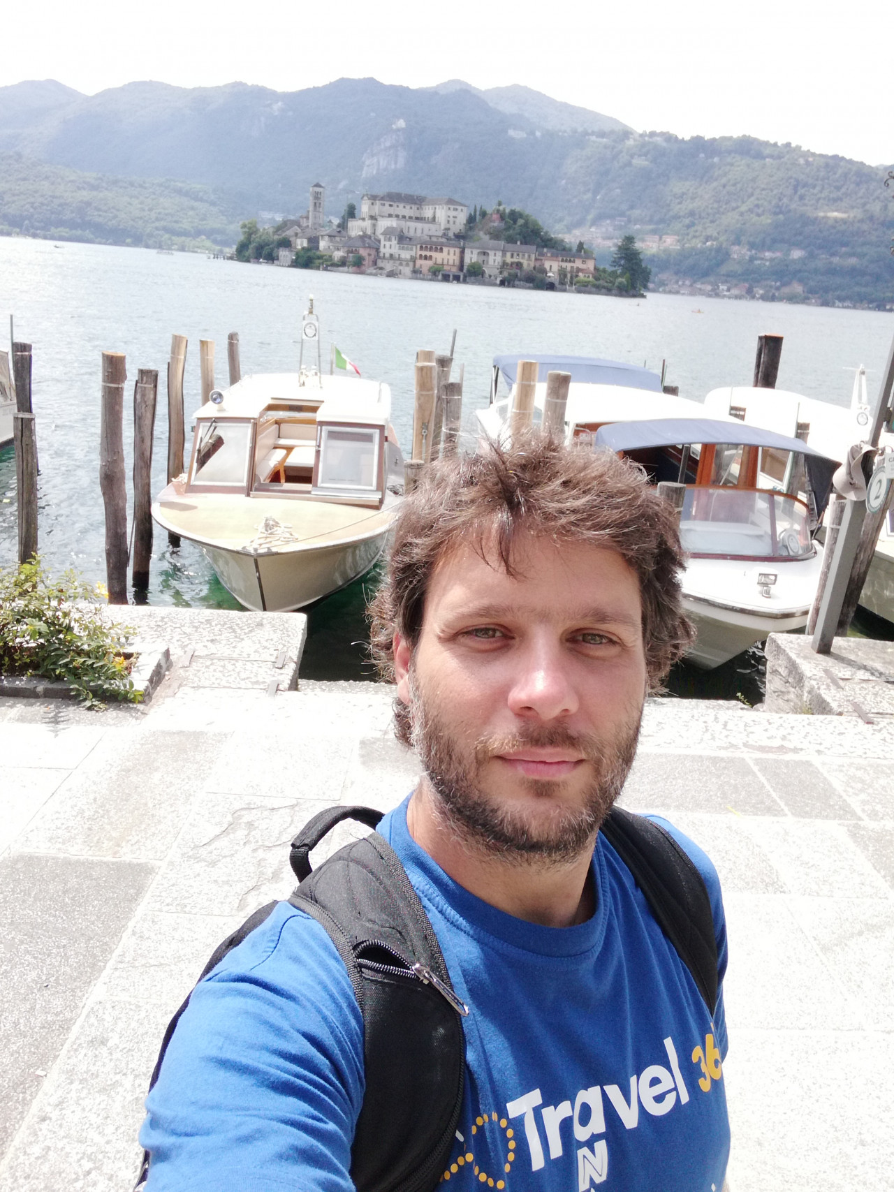 lago orta imbarcadero e vista isola orta