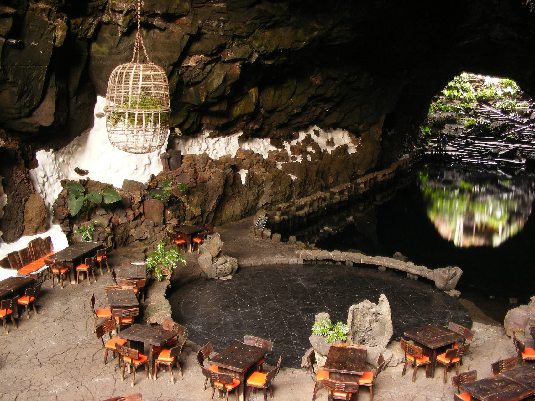 Opera di César Manrique: Jameos del Agua con piscina e grotte vulcaniche