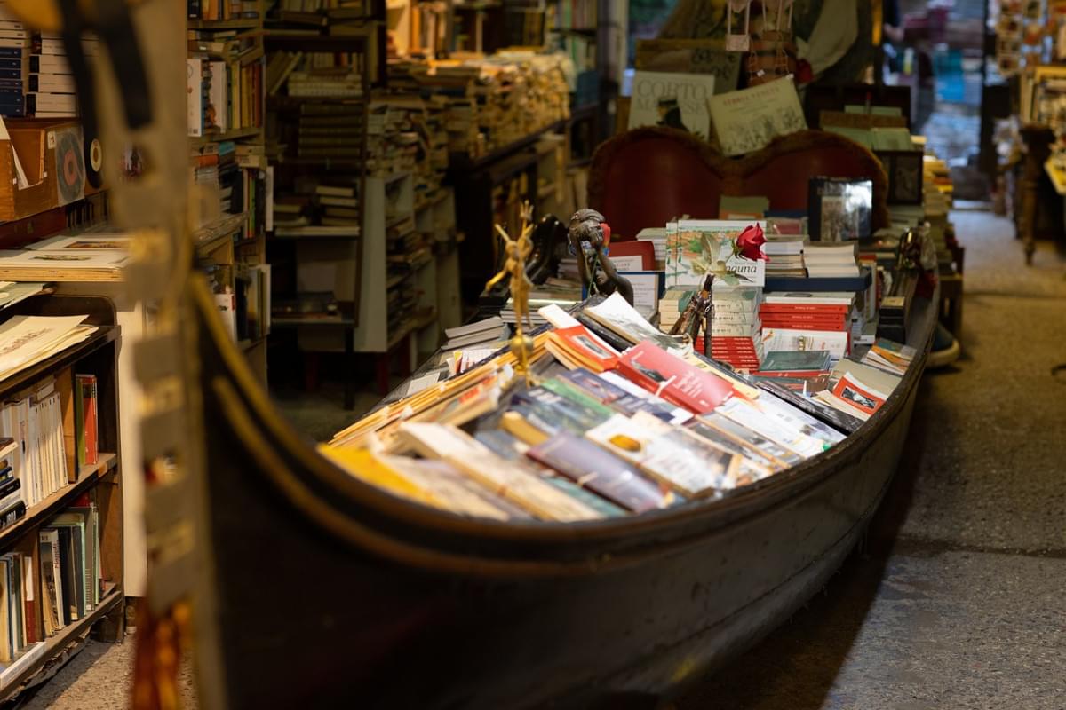 libreria acqua alta in gondola libri