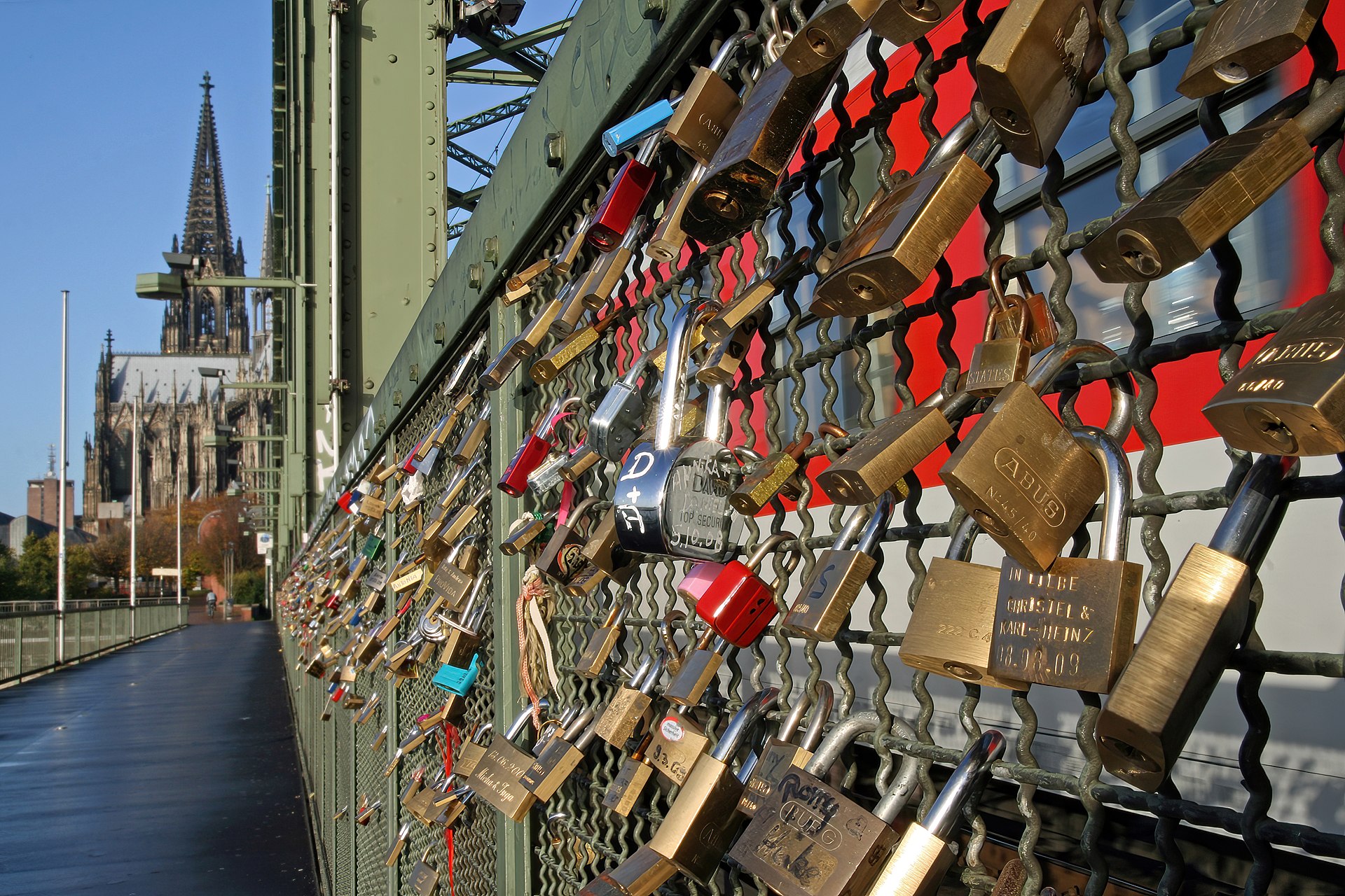 40.000 lucchetti d'amore appesi al ponte hohenzollern con vista panoramica