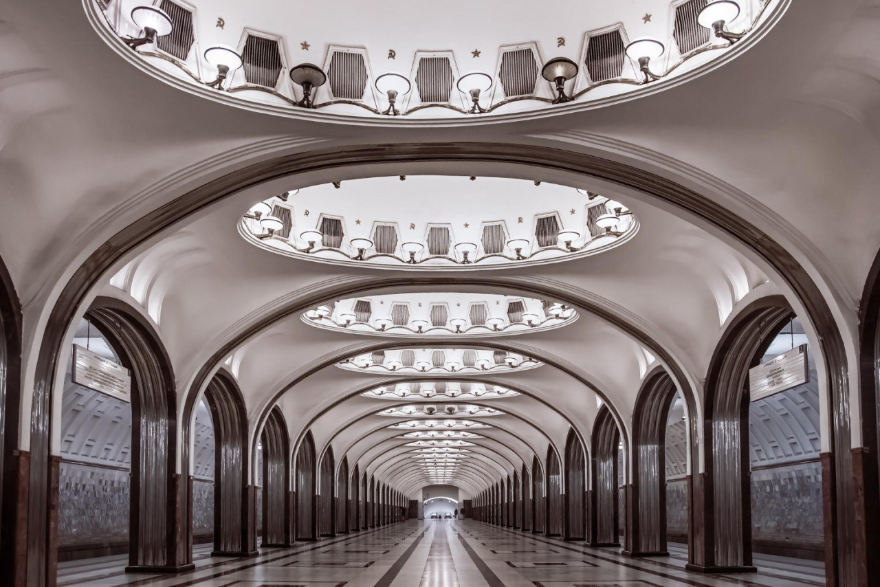 linear perspective symmetrical view moscow metro station mayakovskaya with arches round lamps