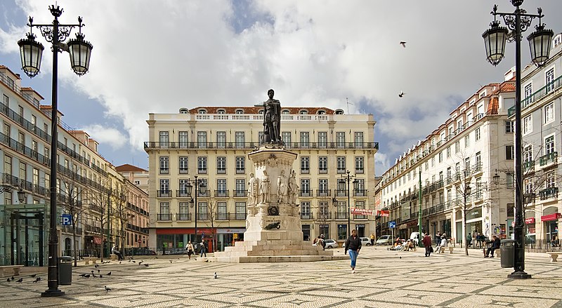 lisbon 10064 lisboa praca luis de camões 2006 luca galuzzi cropped