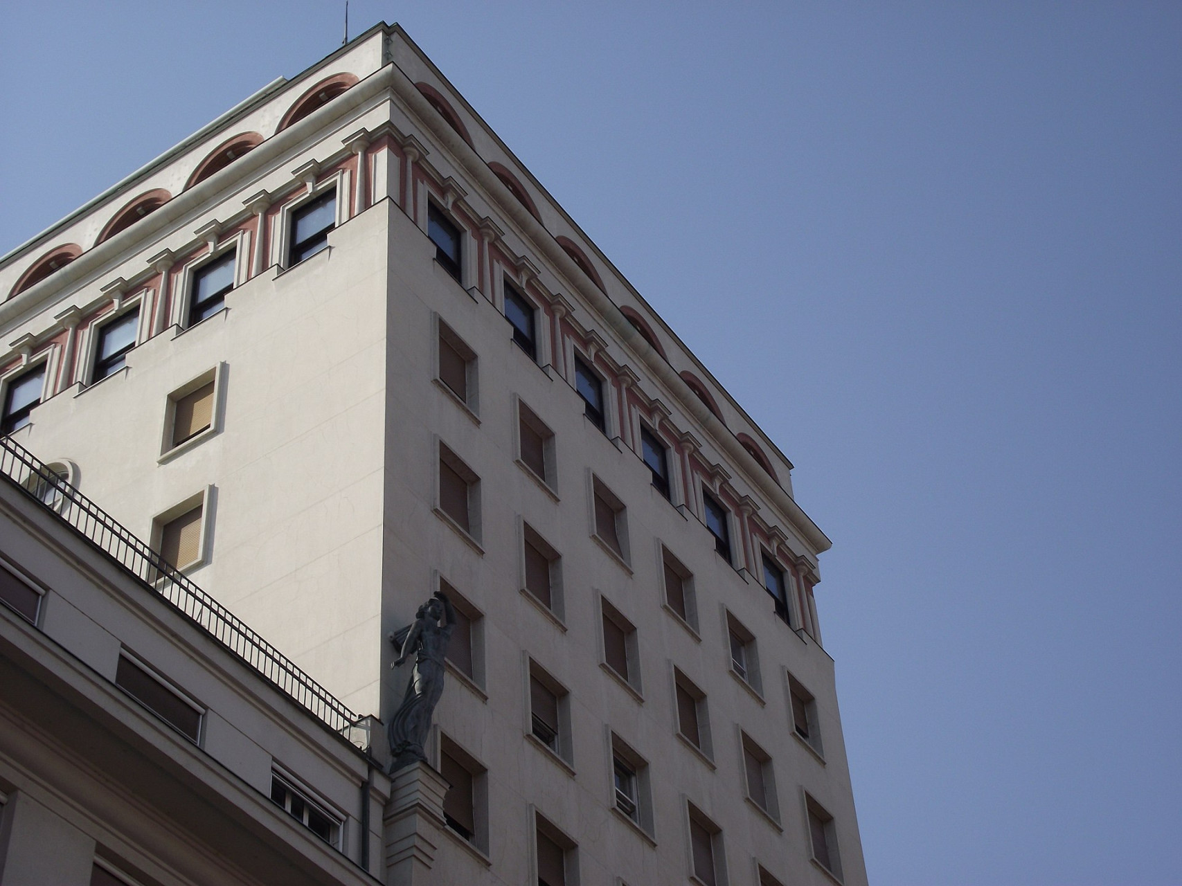 Grattacielo Nebotičnik visto dal basso