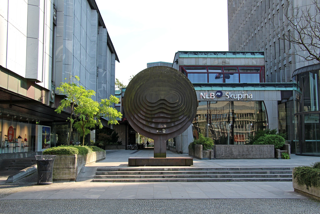 Monumento e spazi aperti in Piazza della Repubblica