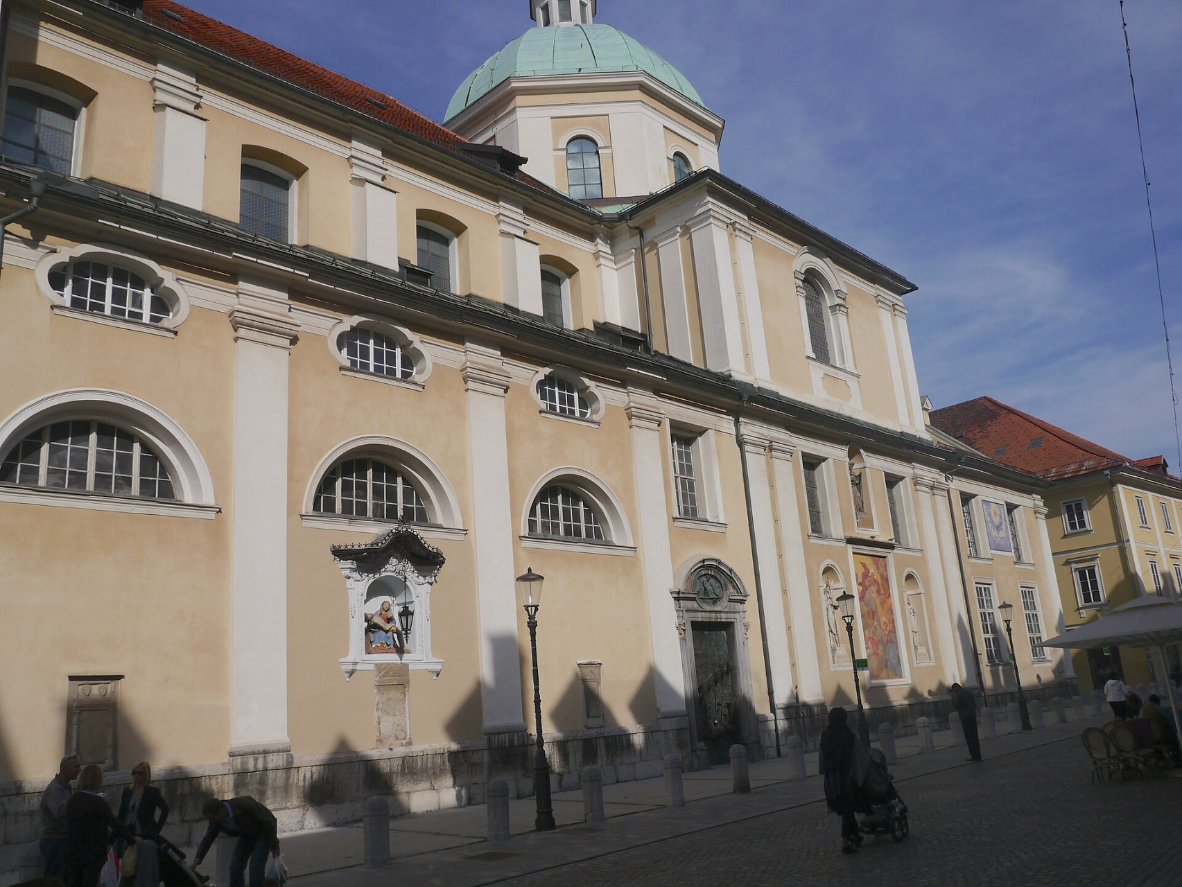 Facciata barocca della Cattedrale di San Nicola a Lubiana
