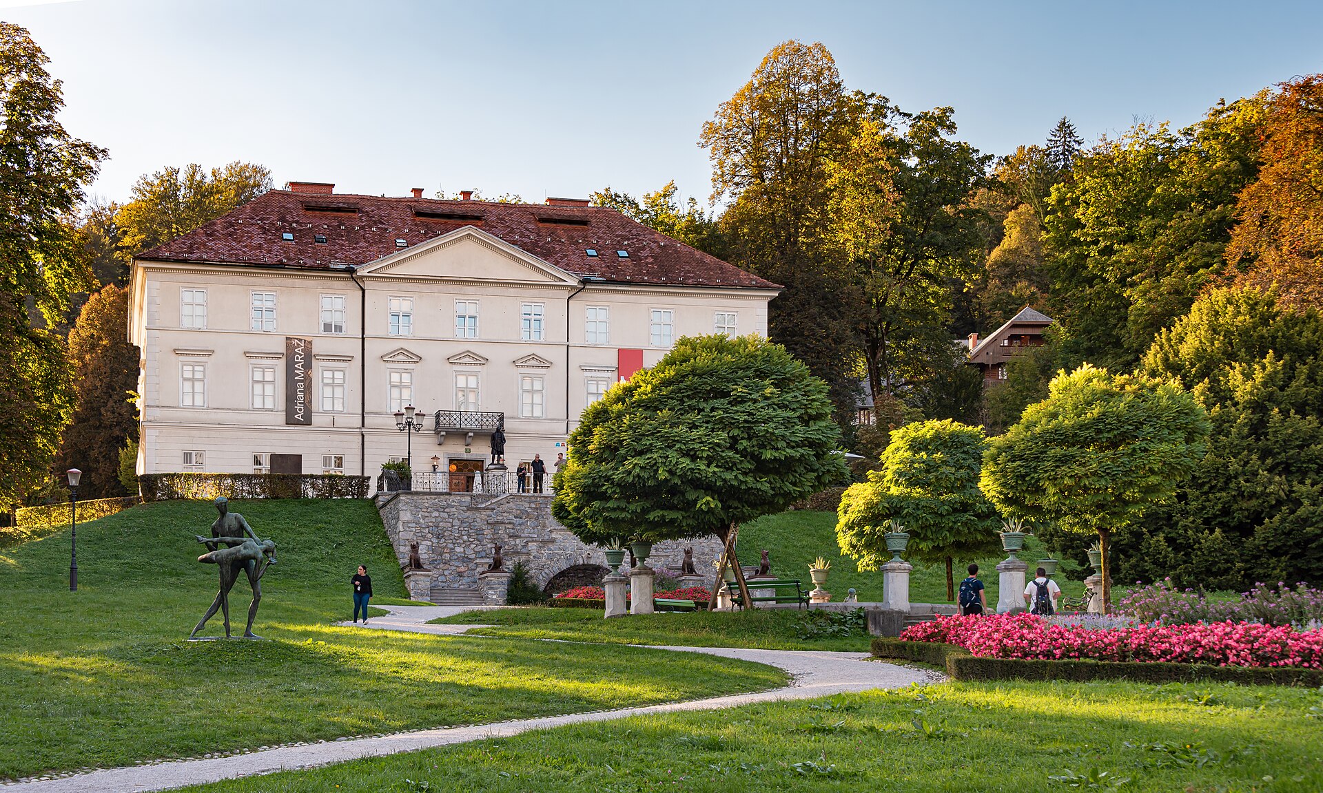 Sentieri alberati nel Parco Tivoli a Lubiana
