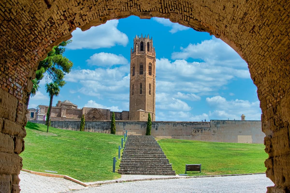 lleida spagna cattedrale nuvole