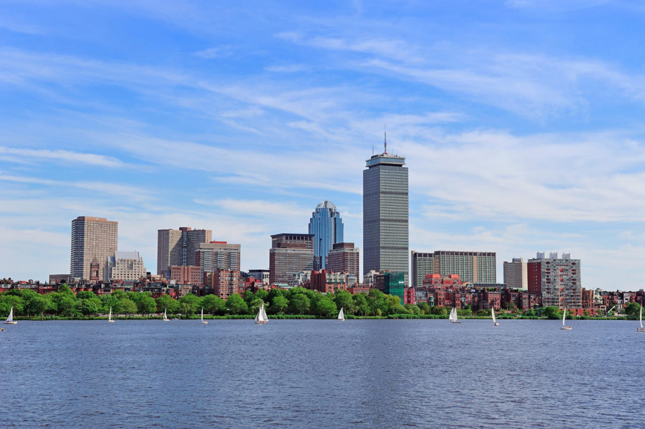 lo skyline della citta di boston con la prudential tower e i grattacieli urbani sul fiume charles