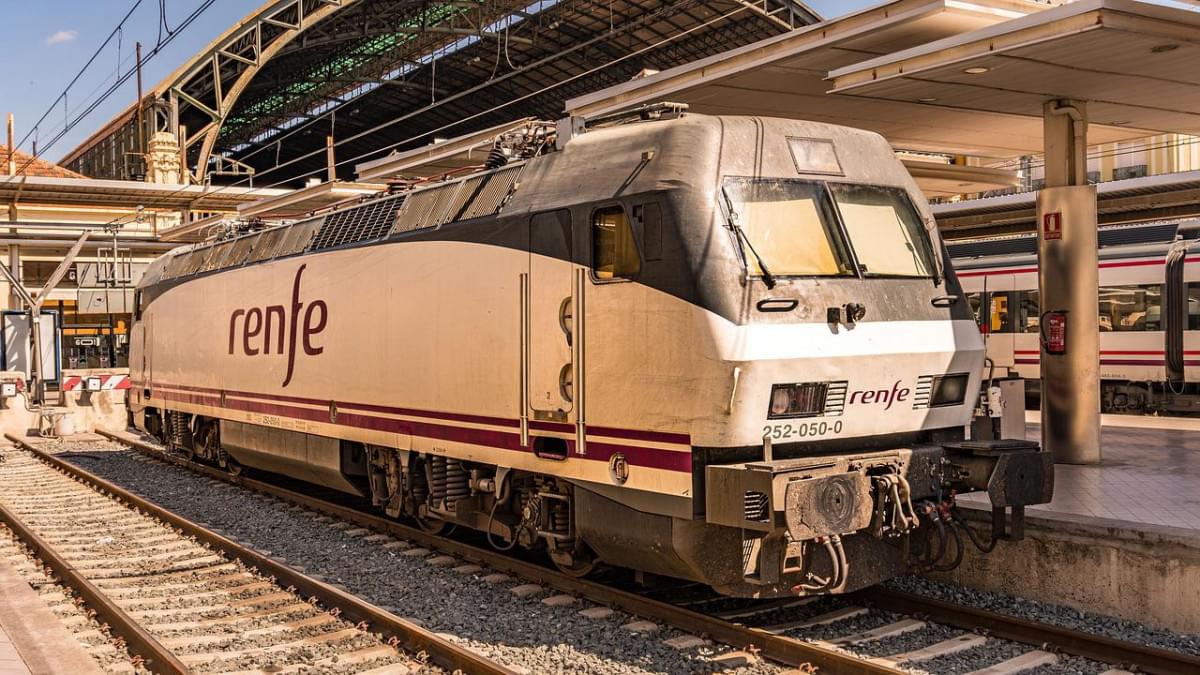 locomotiva ferrovia stazione