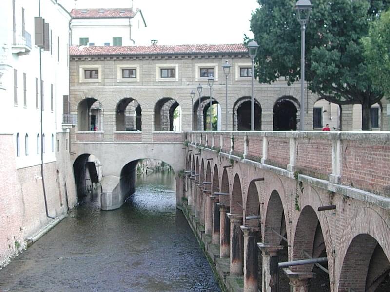 loggia di giulio romano le pescherie