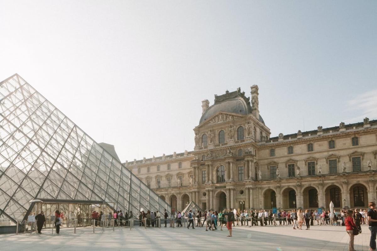 long lines in front of louvre museum