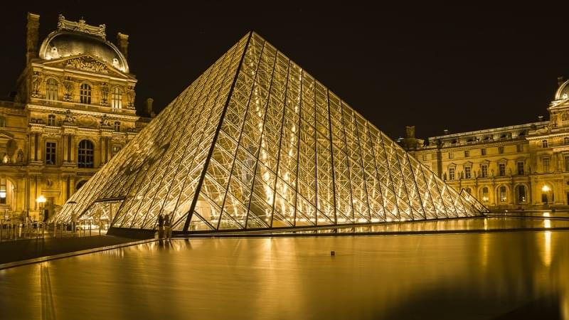 Louvre parigi dettaglio piramide