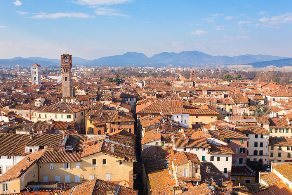 lucca dalla torre guinigi punto di riferimento italiano veduta aerea di lucca